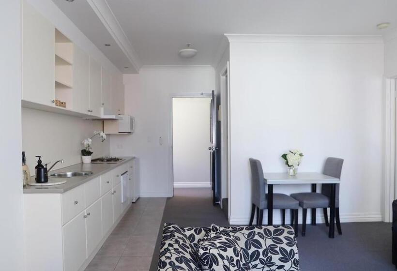 דירת חדר, Collins