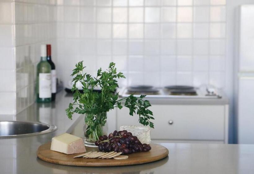 דירת חדר, Collins