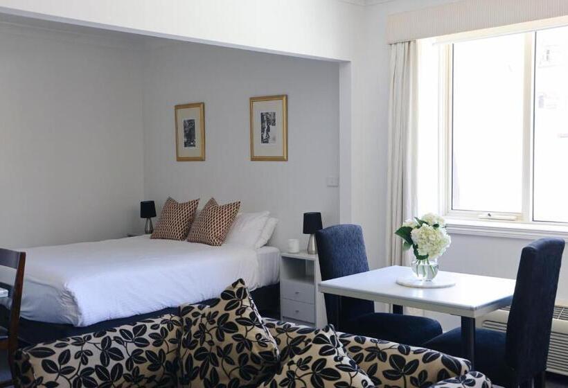 חדר סטודיו סטנדרד, Collins