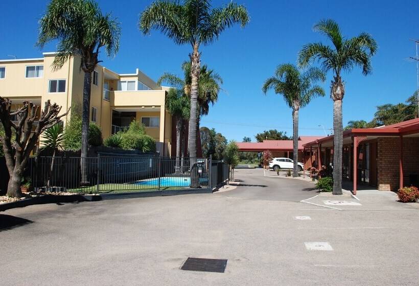 デラックススイート, Cunningham Shore Motel