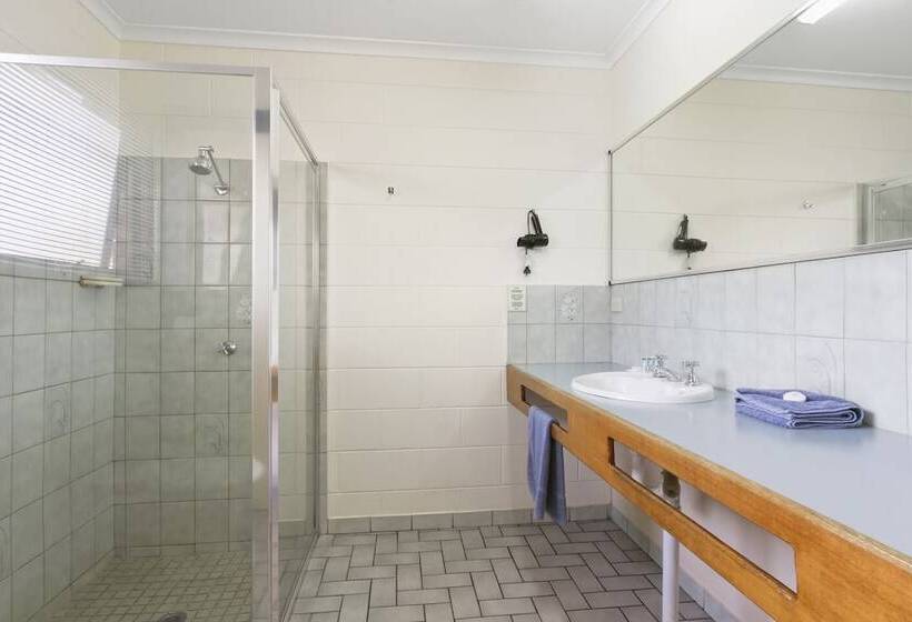 デラックススイート, Cunningham Shore Motel