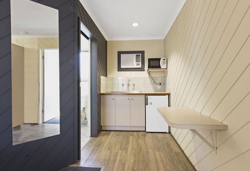 デラックススイート, Cunningham Shore Motel