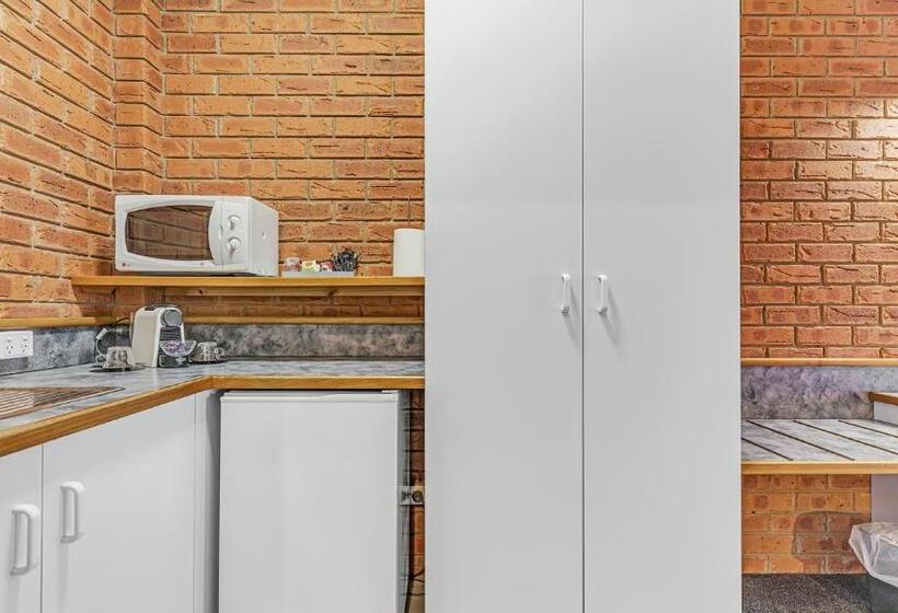 חדר דחוקס עם מיטת קינג, Golden River Motor Inn