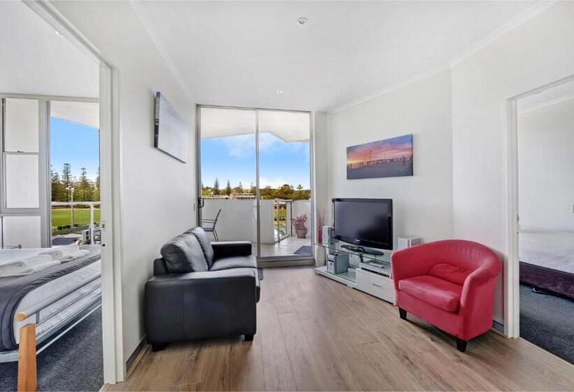 شقة 3 غرف مطلة على البحر, Sandcastle Apartments