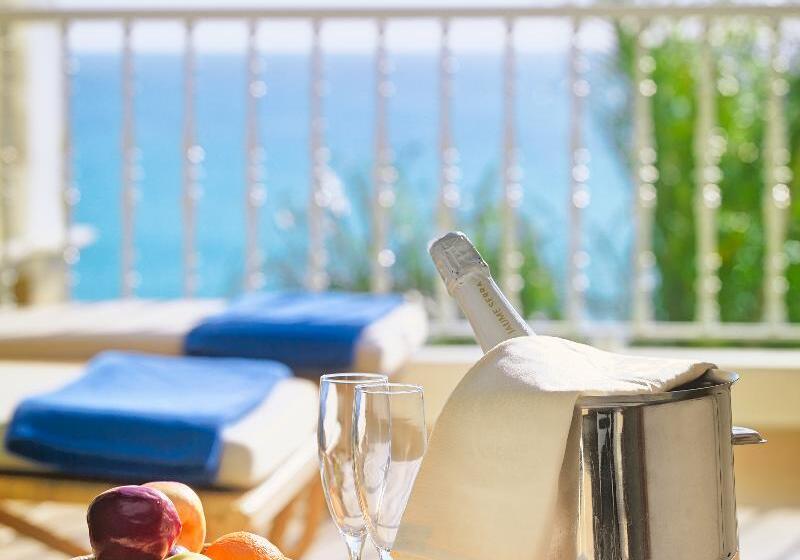 חדר משפחתי, Maclin Lodge Motel