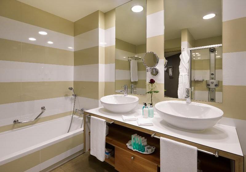 חדר משפחתי, Maclin Lodge Motel