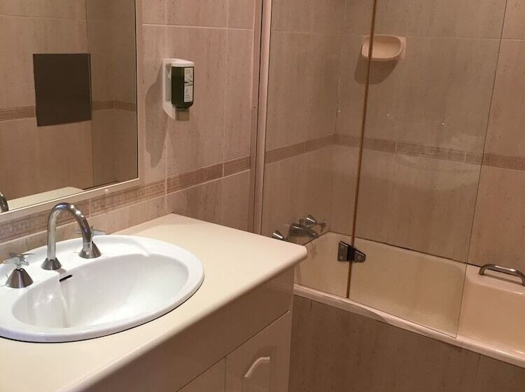 חדר משפחתי, El Lago Waters