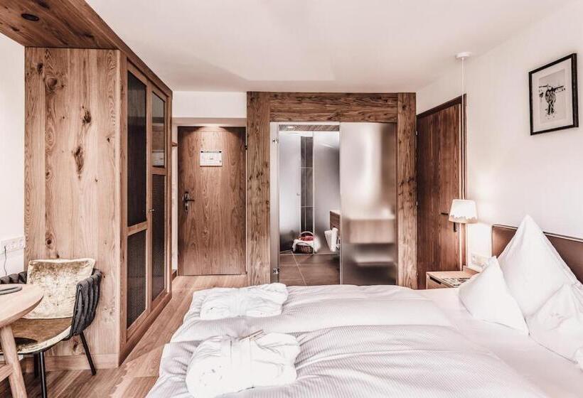 غرفة قياسية مطلة على الجبل, Goldener Berg