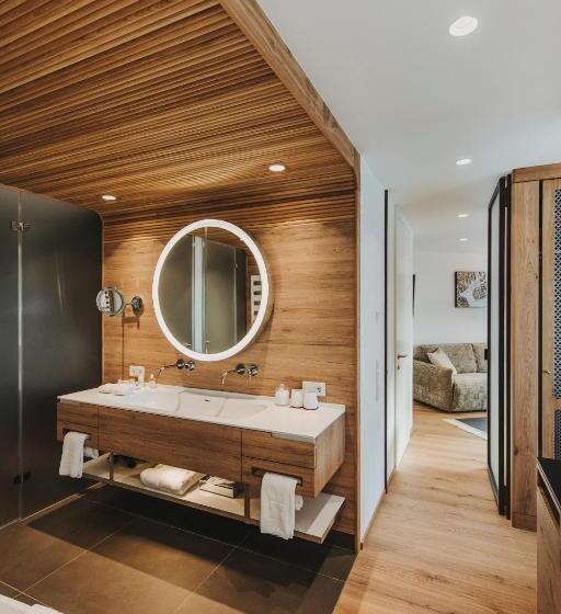 جناح مطلّ علي الجبل, Goldener Berg