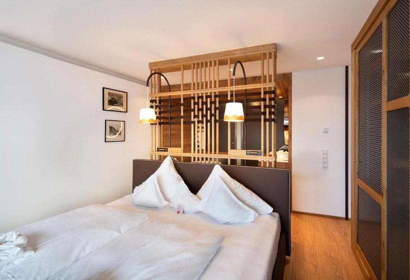 جناح مطلّ علي الجبل, Goldener Berg