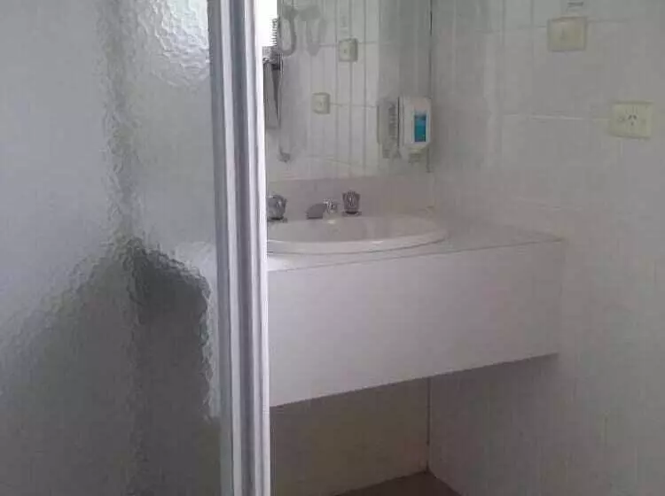 اتاق خانوادگی, Shepparton Motor Inn Tudor House Motel