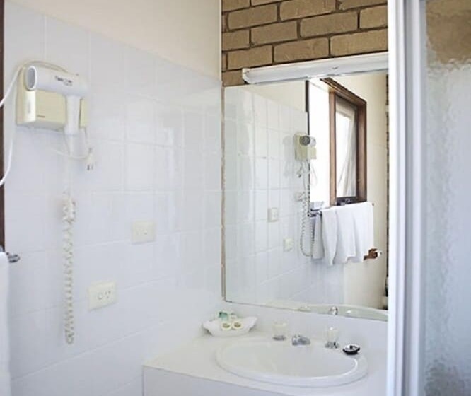 اتاق خانوادگی, Shepparton Motor Inn Tudor House Motel