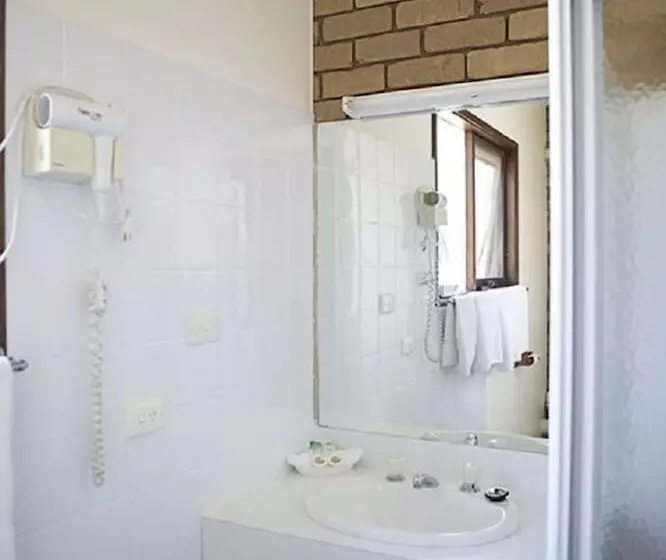 اتاق خانوادگی, Shepparton Motor Inn Tudor House Motel