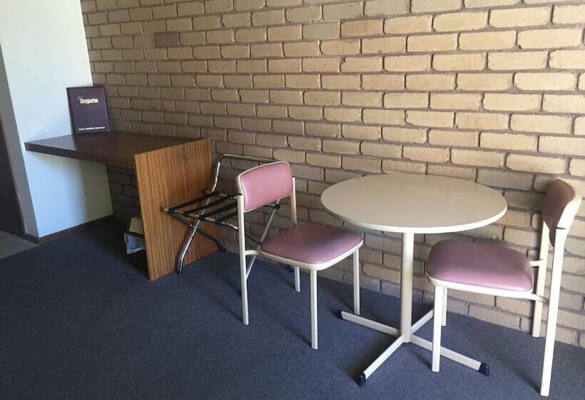 اتاق خانوادگی, Shepparton Motor Inn Tudor House Motel