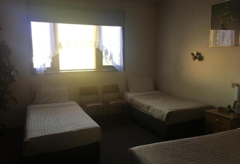 اتاق خانوادگی, Shepparton Motor Inn Tudor House Motel