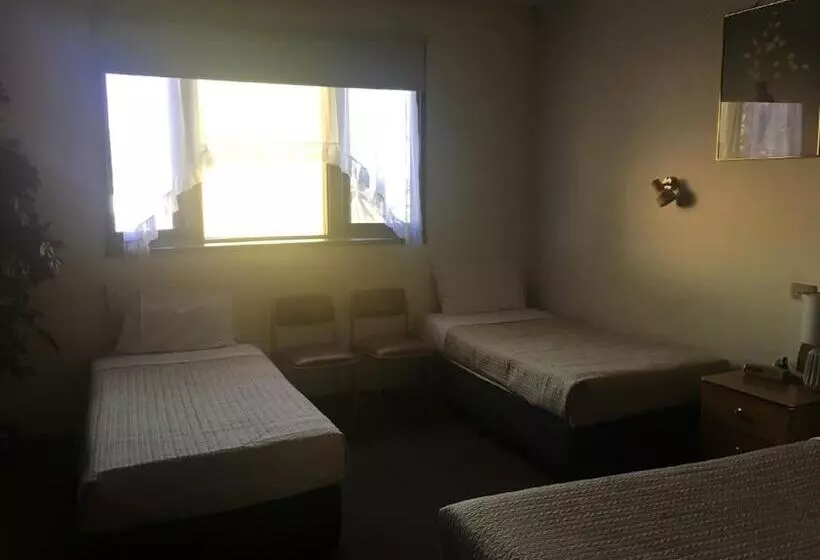 اتاق خانوادگی, Shepparton Motor Inn Tudor House Motel