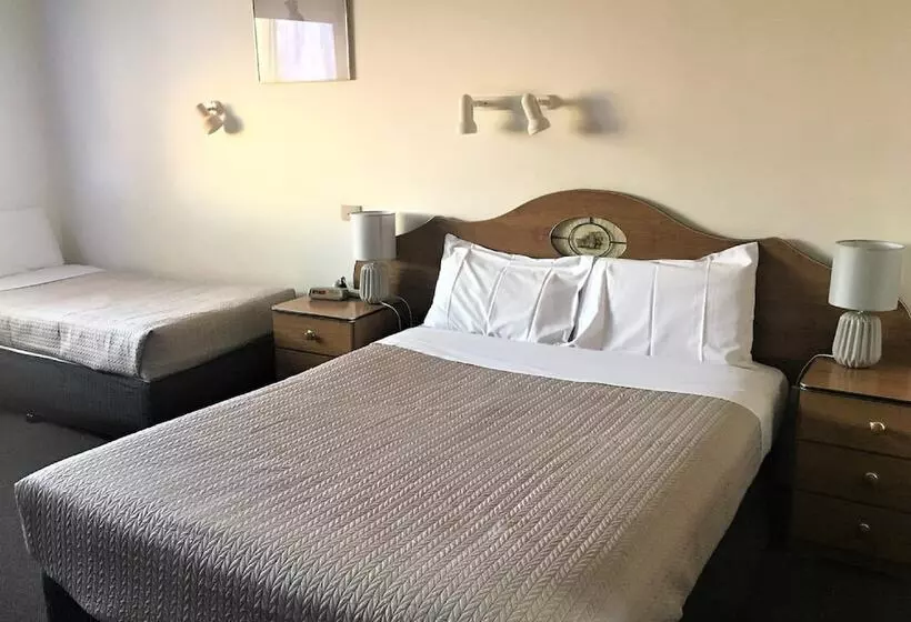 اتاق خانوادگی, Shepparton Motor Inn Tudor House Motel