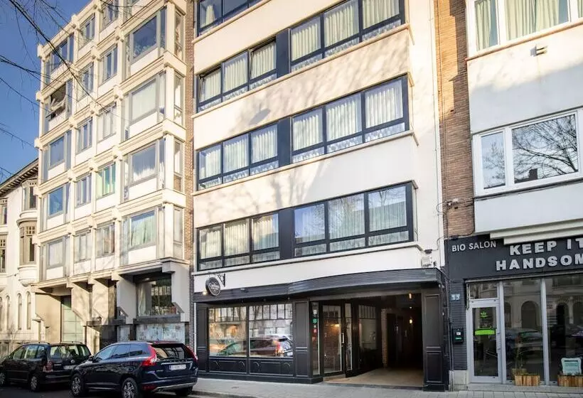 اتاق لوکس با چشم‌انداز شهر, Carlton