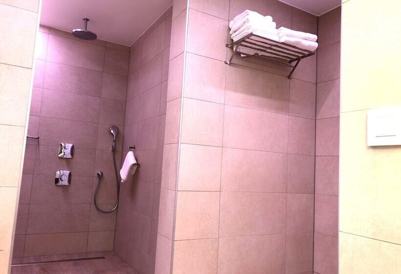 سوئیت رویال, Donny