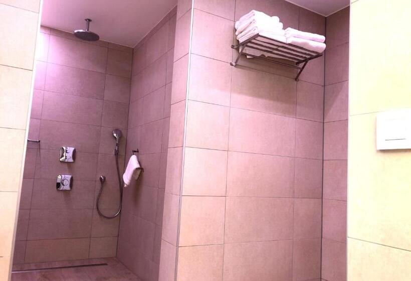 سوئیت رویال, Donny