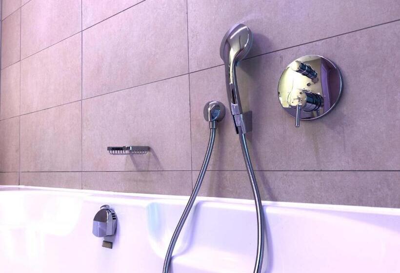 سوئیت رویال, Donny