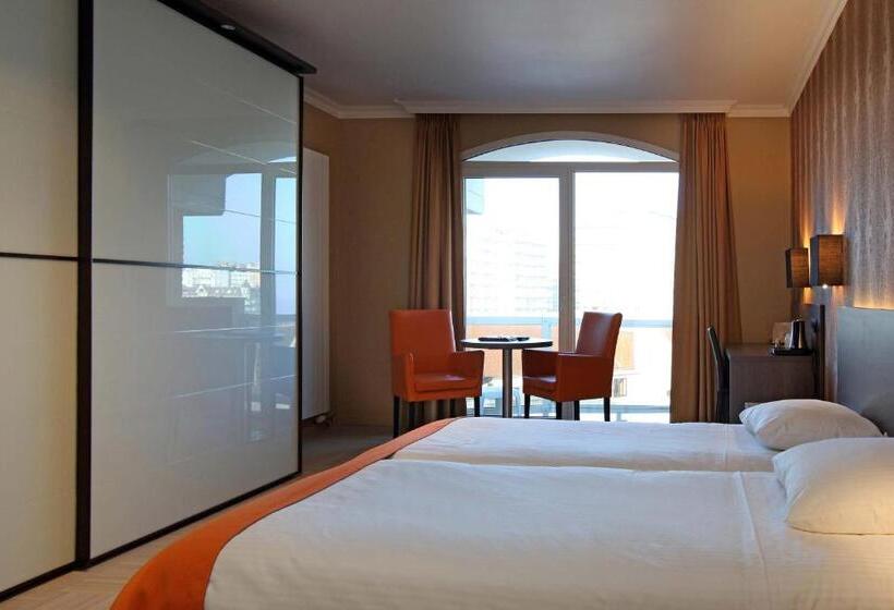 اتاق پرستیژ, Donny