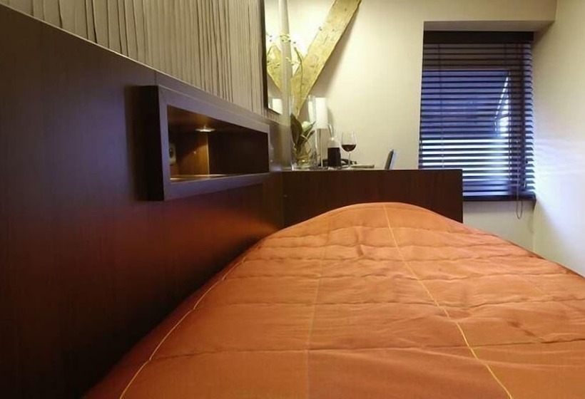 标准单人间, The Century