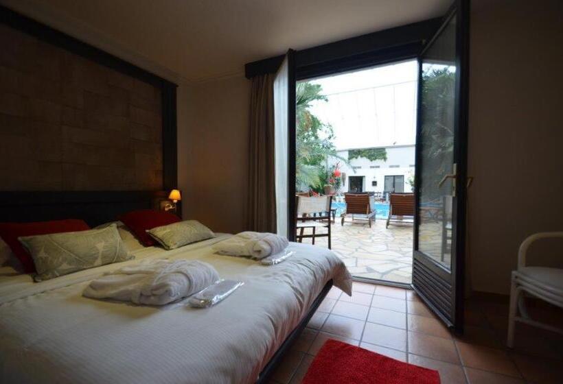 Номер Стандарт Вид на Бассейн, Tropical