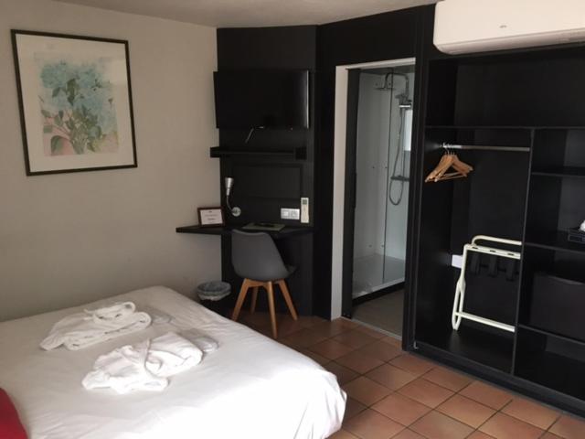 Номер Стандарт Вид на Бассейн, Tropical