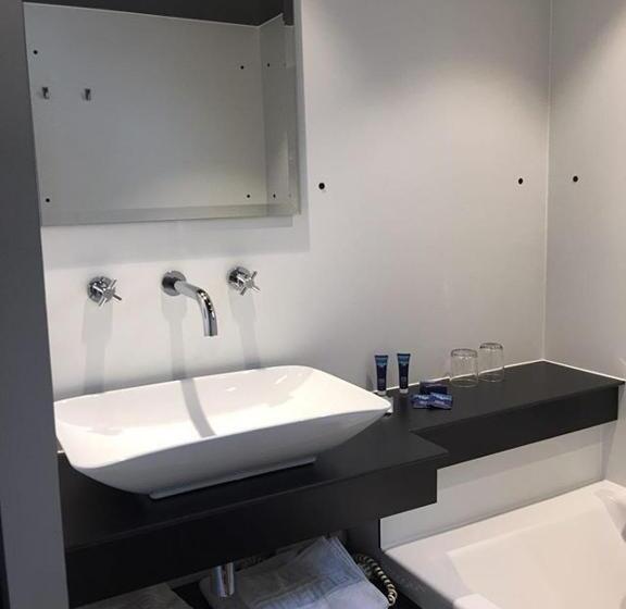 Номер Стандарт Вид на Бассейн, Tropical