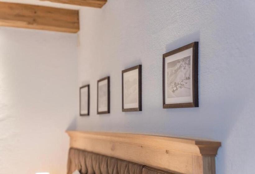 标准单人间, Ulli