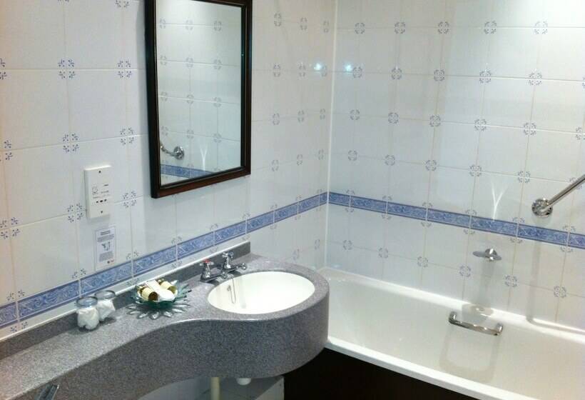 スタンダードルーム, Bryn Howel