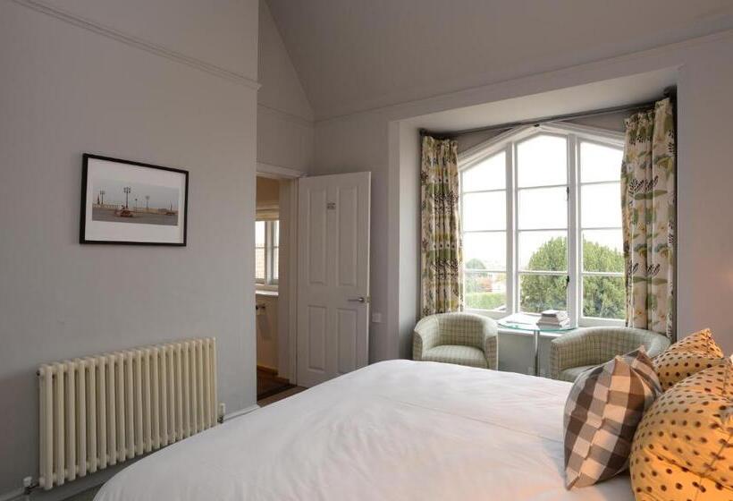 带大床的高级房间, Crown And Castle