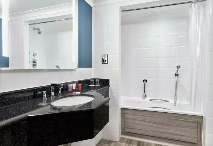 اتاق سوپریور با تخت بزرگ, Leonardo Royal Southampton Grand Harbour
