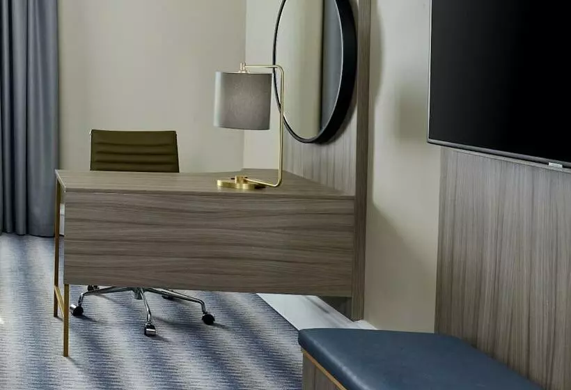 اتاق استاندارد سه نفره, Leonardo Royal Southampton Grand Harbour