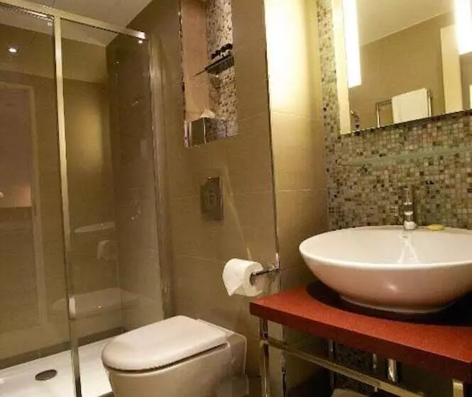 Basic Room, The Belgrave
