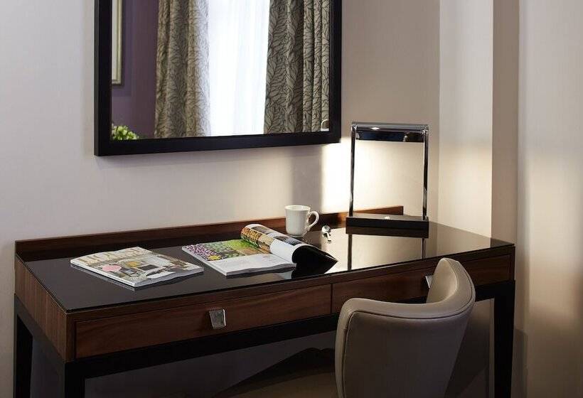 エクゼクティブルーム, The Bull