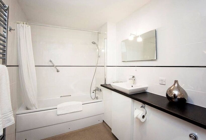 스탠다드 룸, The Walnut Tree