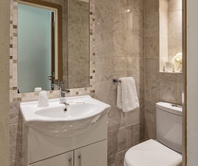 חדר סטנדרט לארבעה, Lancaster Court