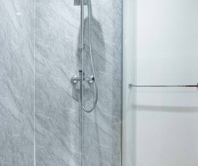 חדר סטנדרט לשלושה, Lancaster Court