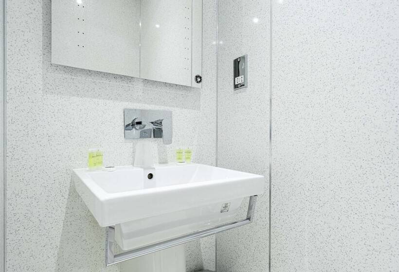 חדר סטנדרט לשלושה, Lancaster Court