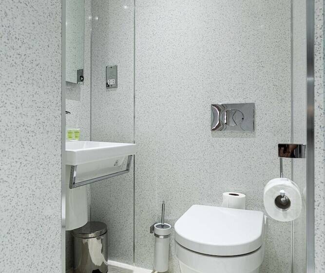 חדר סטנדרט לארבעה, Lancaster Court