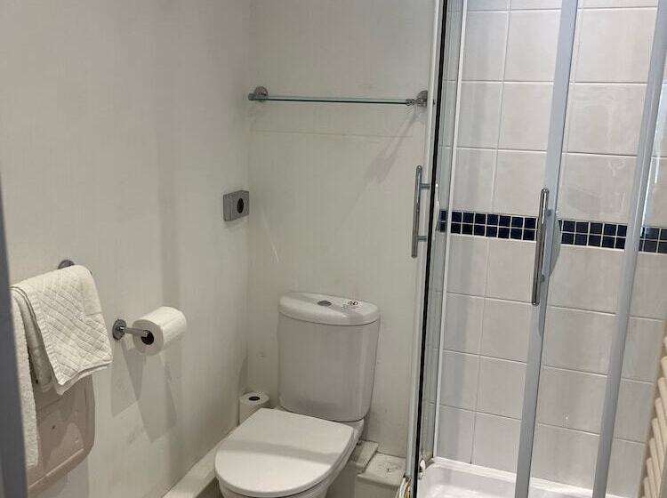 标准单人间, Pettifers Freehouse