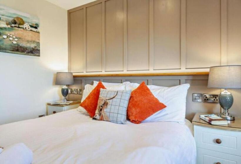 Апартаменты 1 Спальня Вид на Сад, Lion Hotel & Studio Apartments