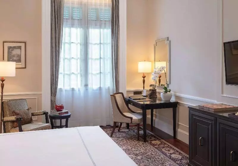 キングサイズベッドのスタンダードルーム, Raffles Hotel Le Royal