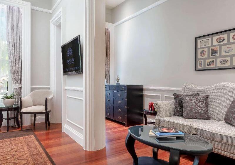 מיטת קינג בסוויטה, Raffles Hotel Le Royal