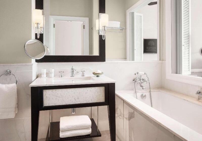 מיטת קינג בסוויטה, Raffles Hotel Le Royal