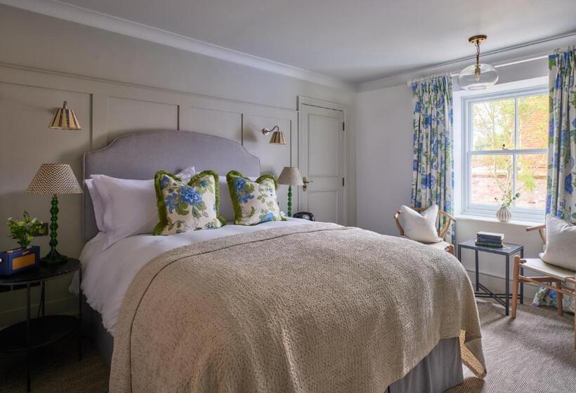 Номер Стандарт, Stanwell House