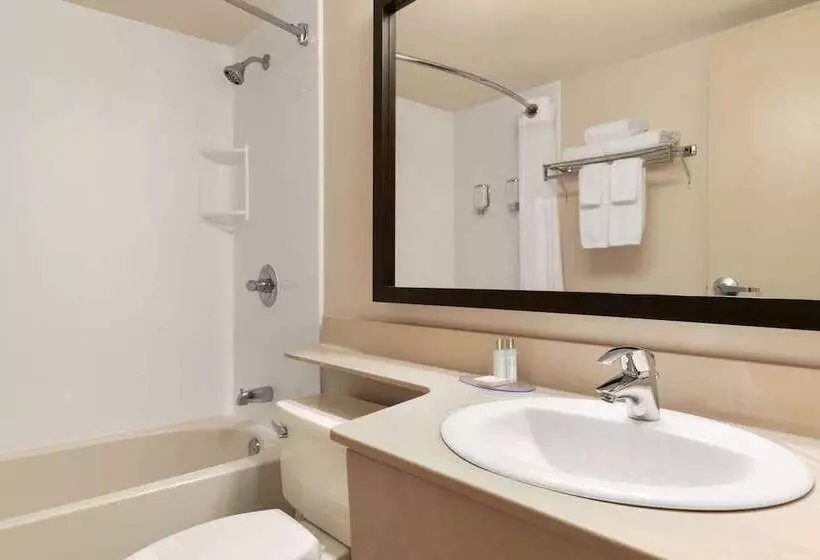 سوییت, Travelodge Suites By Wyndham Moncton