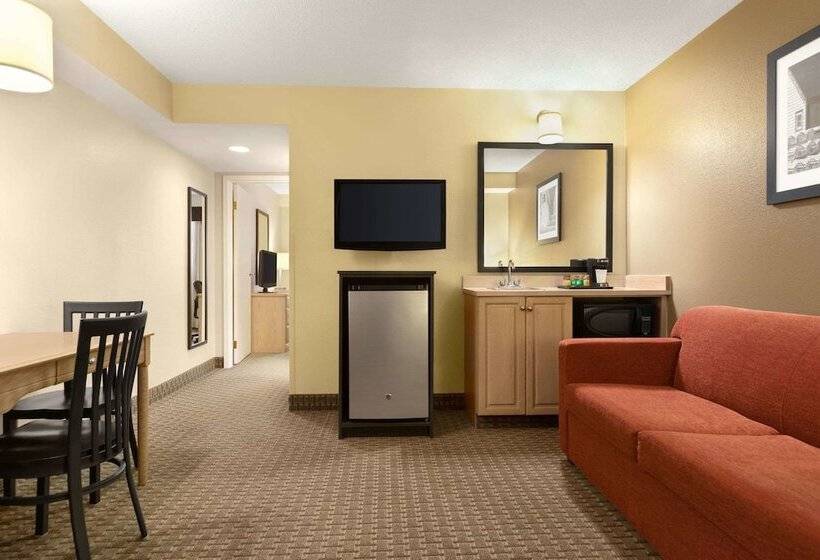 Люкс, Travelodge Suites By Wyndham Moncton